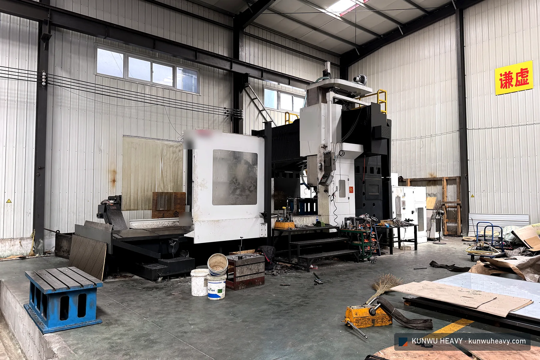 Double-column gantry machining centre in the machining bay