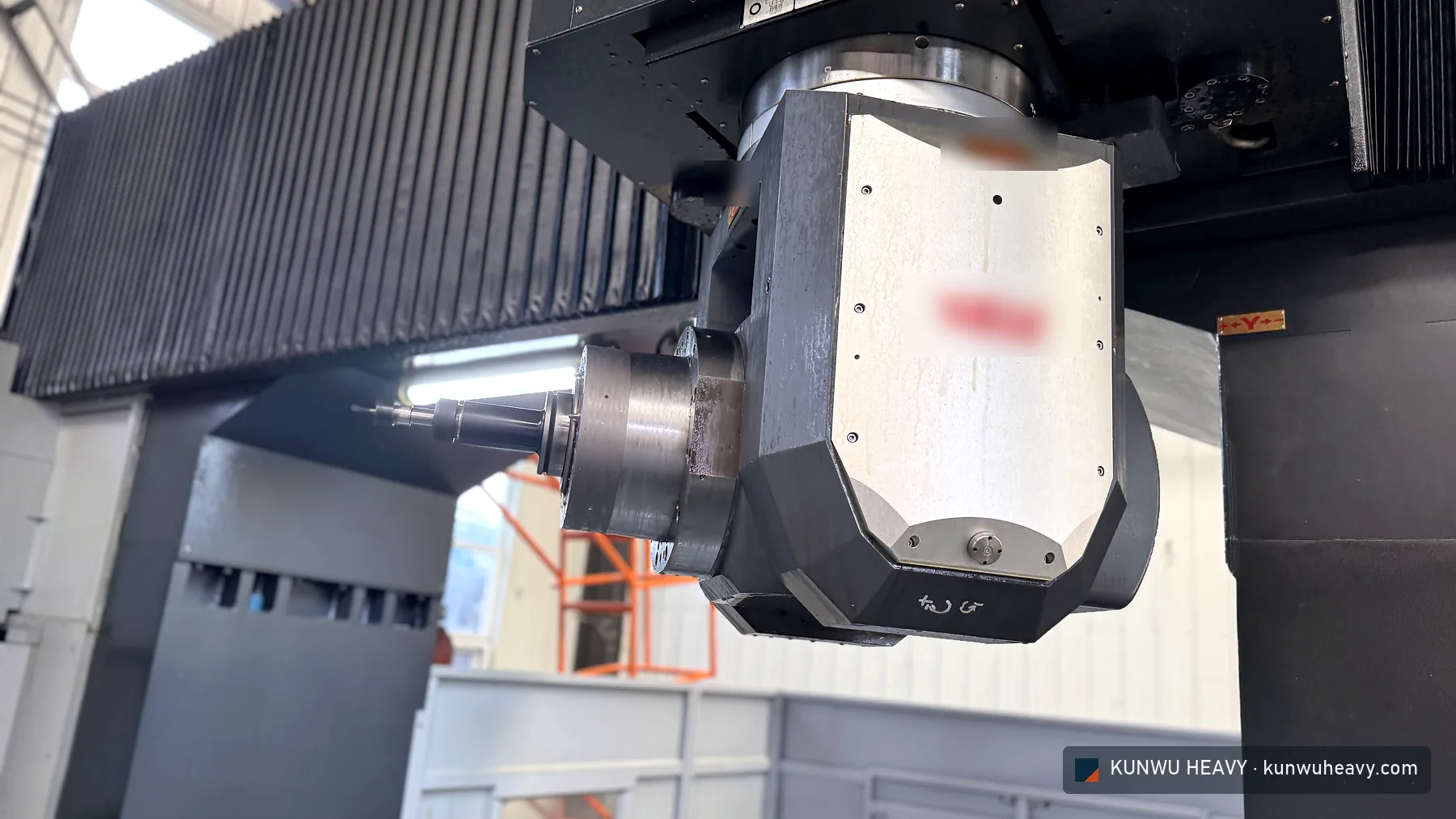 Five-axis double-swivel milling head with a tool loaded